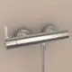Brausearmatur aus Metall mit einem schlichten Design, montiert an einer Wand. Die Armatur gehört zur Produktlinie von Ideal Standard.